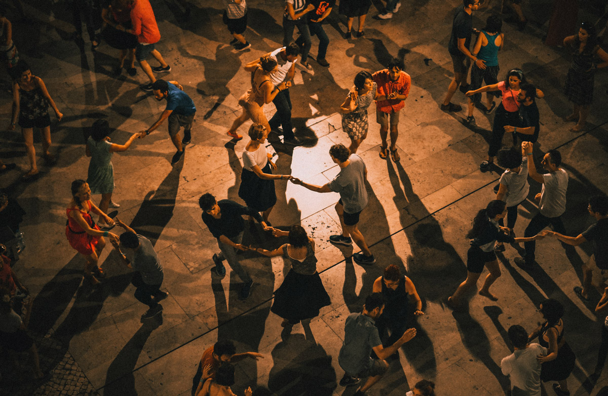 couple dancing with the crowd